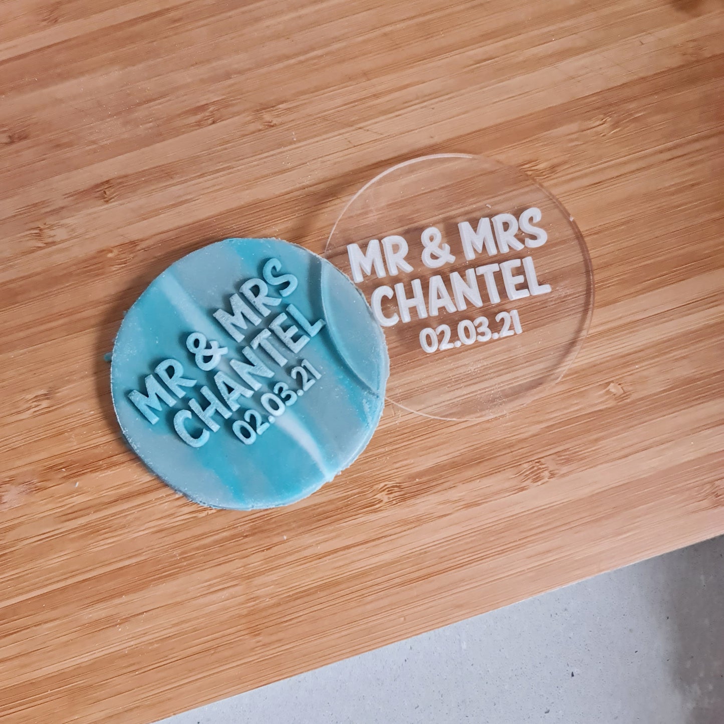 Mr & Mrs Fondant Debosser – Elegant Cookie Stamp for Wedding Cakes and Favours